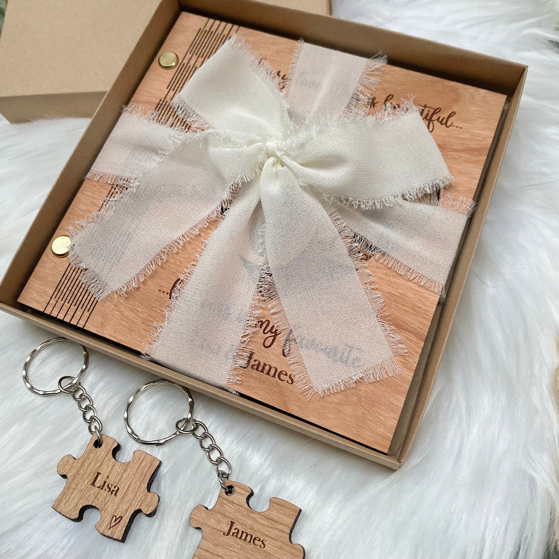Luxury gift wrapped valentines day card and keyring set 